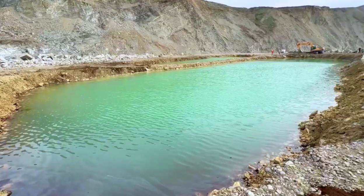 Искусственный водоем около мыса Панагия, где после крушения располагалась корма танкера. Кадр видео оперштаба Кубани https://t.me/opershtab23/12697