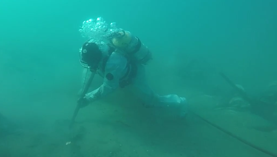 Водолаз собирает мазут на дне моря у Джемете. Стоп-кадр видео оперштаба Краснодарского края от 21.03.25, https://t.me/opershtab23/12866.