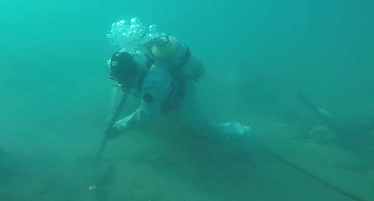 Водолаз собирает мазут на дне моря у Джемете. Стоп-кадр видео оперштаба Краснодарского края от 21.03.25, https://t.me/opershtab23/12866.