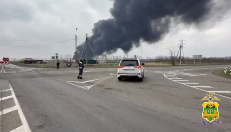 Дым от пожара на нефтебазе в Кавказском районе. Скриншот с видео телеграм-канала полиции Кубани "23 МВД" https://t.me/mvd_23/10324