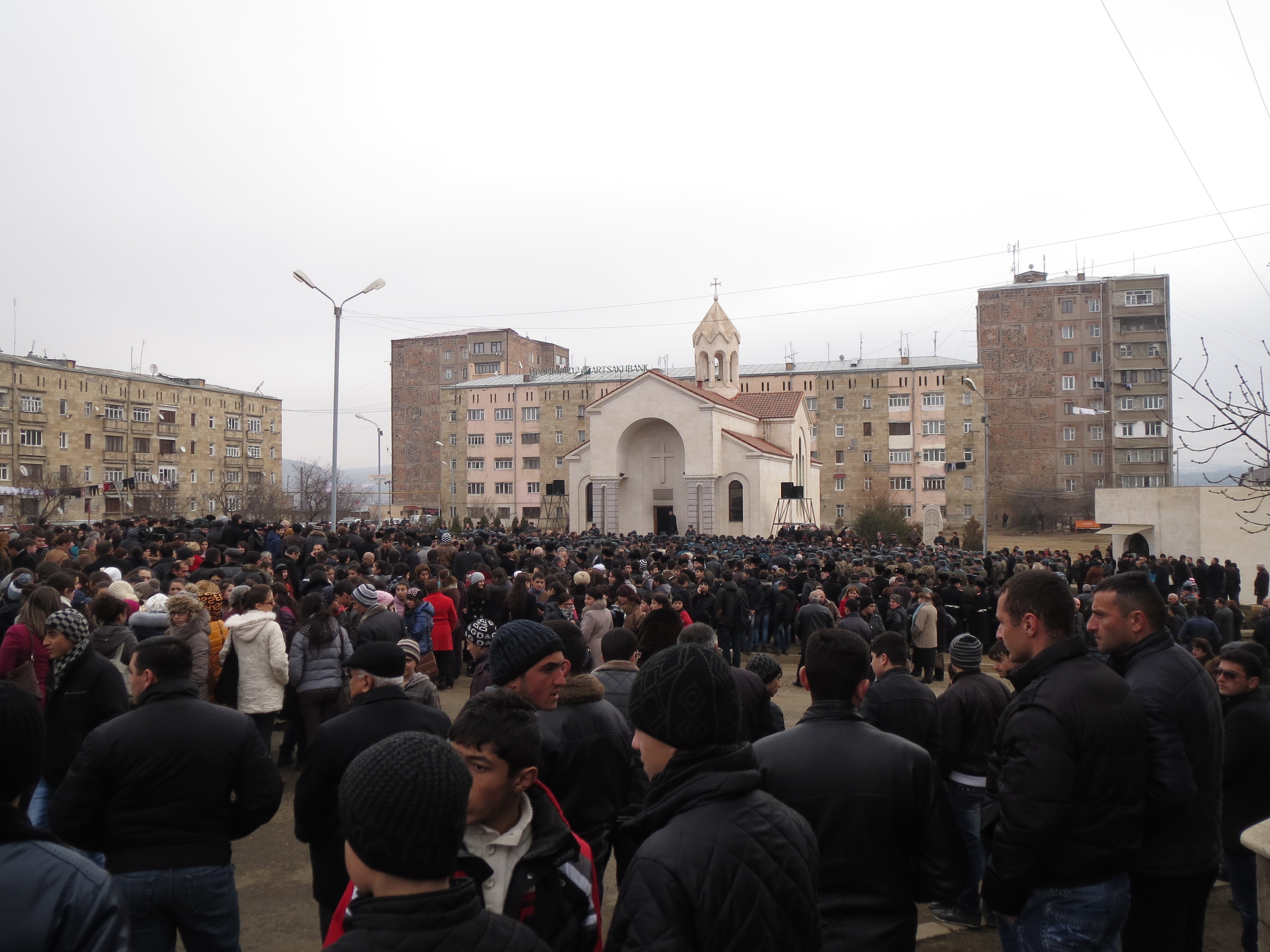 Степанакерт. Перед церковью Св.Акопа. 22.01.2014г.